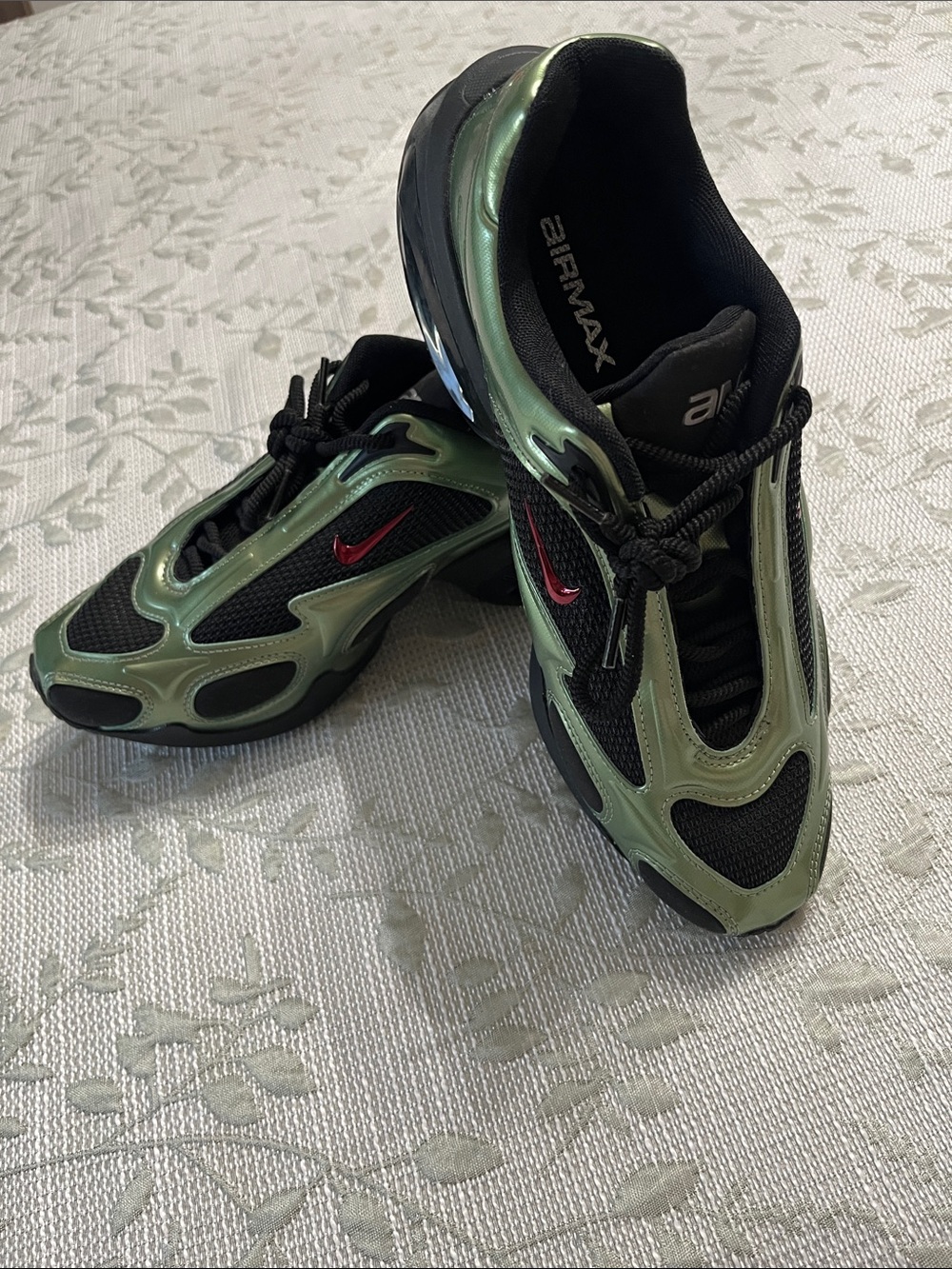 Like NEW Women's Nike Air Max
Muse Athletic Shoes Black/Oil
Green MSRP $170 - Picture 4 of 5